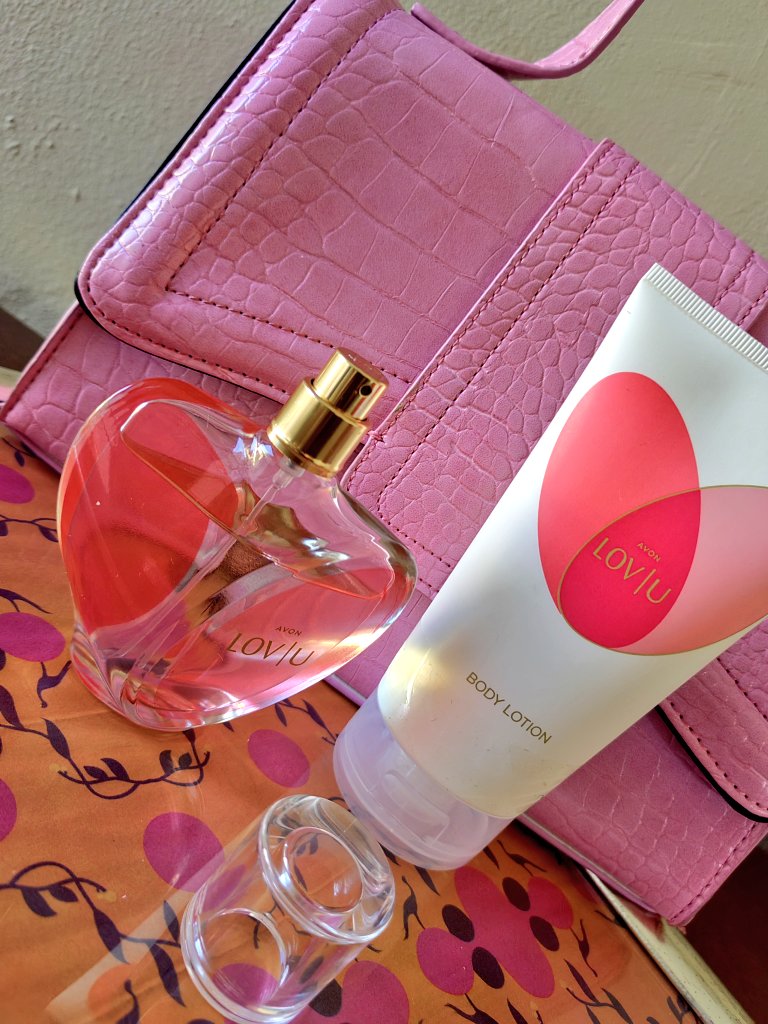 sibanda_sheilla's tweet photo. The new Lov | U fragrance from Avon , the # 1 fragrance brand in the world. Lov | U is a fragrance that let's you experience true love in every moment. #ChooseAvonLovU for a high quality fragrance at irresistible value.. ❤️ ❤️
LOV | U
#ChooseAvonLovU #AvonLovU #TrueLove https://t.co/nyLvbUowlg