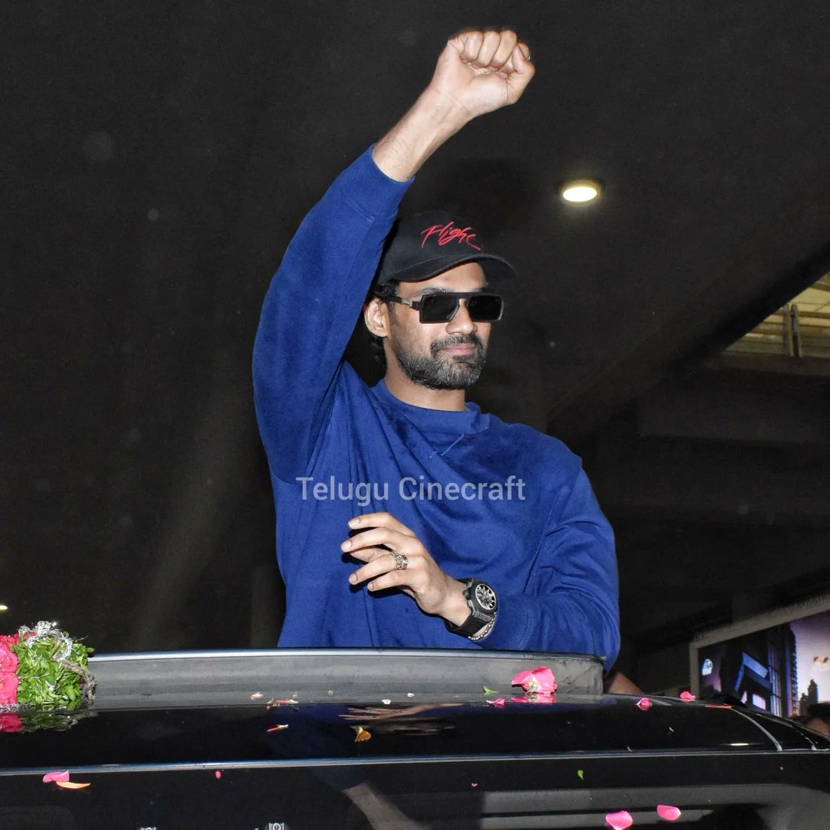 TCinecraft's tweet photo. Voaah 💥 @BSaiSreenivas grand welcome papped at Hyderabad airport

#sreenivasbellamkonda 
#bellamkondasrinivas 
@TCinecraft #TCinecraft #TeluguFilmNagar https://t.co/Er244DY43j