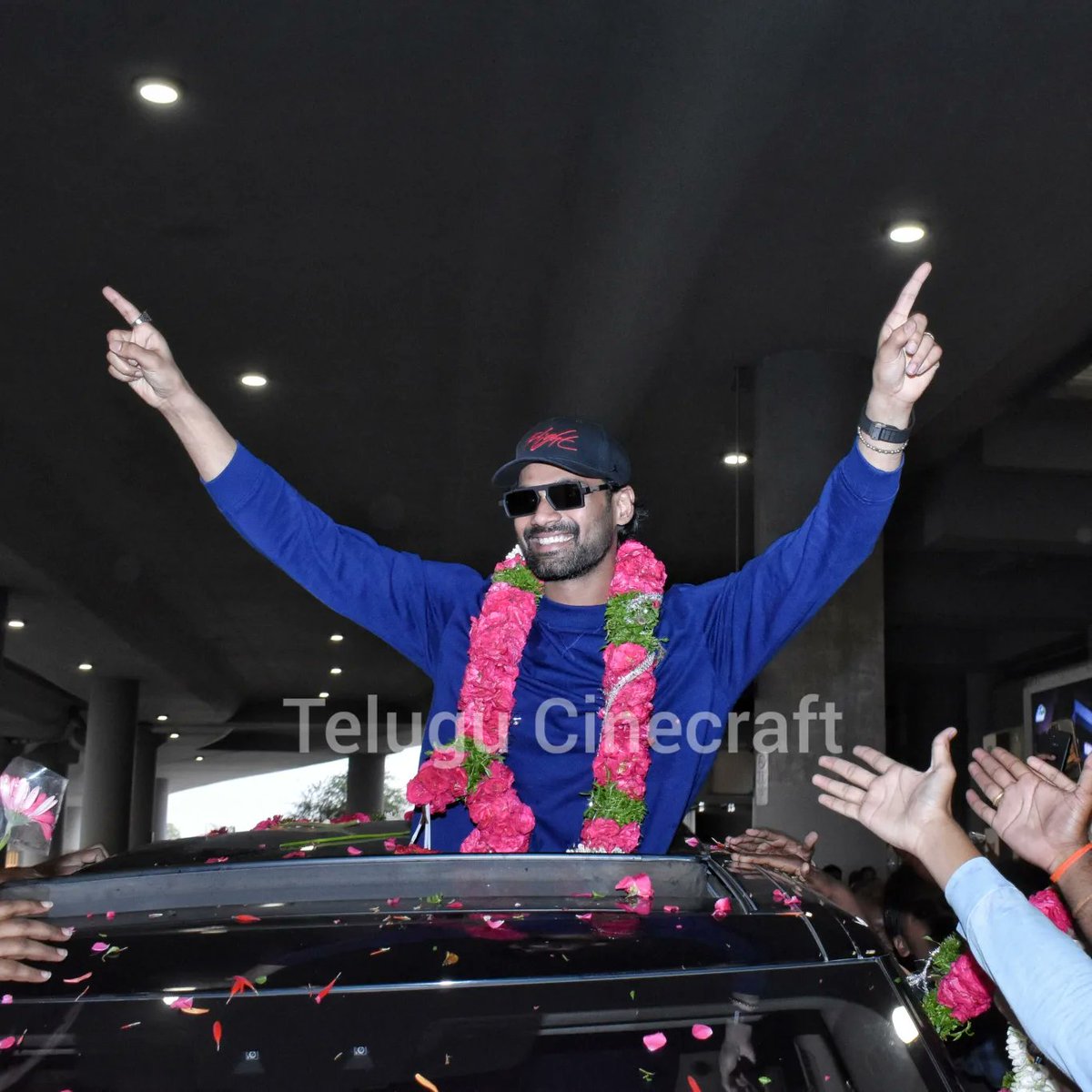 TCinecraft's tweet photo. Voaah 💥 @BSaiSreenivas grand welcome papped at Hyderabad airport

#sreenivasbellamkonda 
#bellamkondasrinivas 
@TCinecraft #TCinecraft #TeluguFilmNagar https://t.co/Er244DY43j