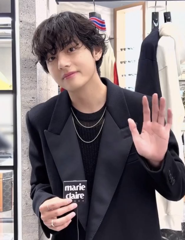 DailylofV's tweet photo. Taehyung from Marie Claire Korea IG 

🐯: Hello Marie Claire Korea. I'm Celine Boy V. I’m in the newly opened Celine POP-UP Store in The Hyundai Seoul. 

🔗 https://t.co/TUWopusmIZ https://t.co/rJU6VP3Bfk