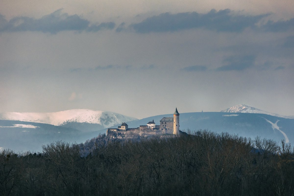Fotograf Miloslav Junek zachytil úchvatnou fotografii hradu Kunětická hora s pozadím Krkonoš. Podívejte se na ni! 📸🏰❤️ #fotografie #Kunětickáhora #Krkonoše