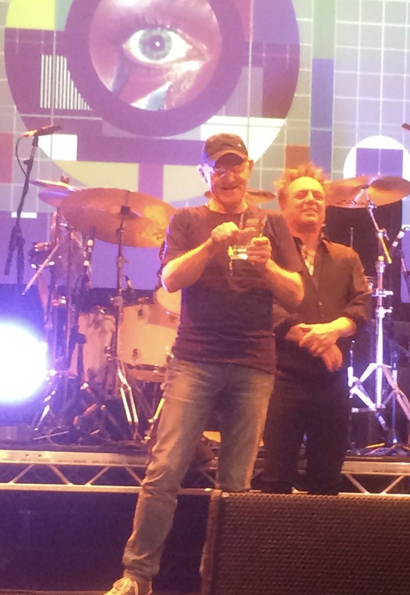 suesuesull1_sue's tweet photo. Can’t believe it’s 6 years since I got to experience my first gig on the barrier! Front & centre for @holyholybowie at Aylesbury, standing in front of @mrgregory but actually watching in awe at the duelling guitars of @Blindlemoncurd & @jamesonguitars #whencanwedothisagain https://t.co/UFCkBRaF4n
