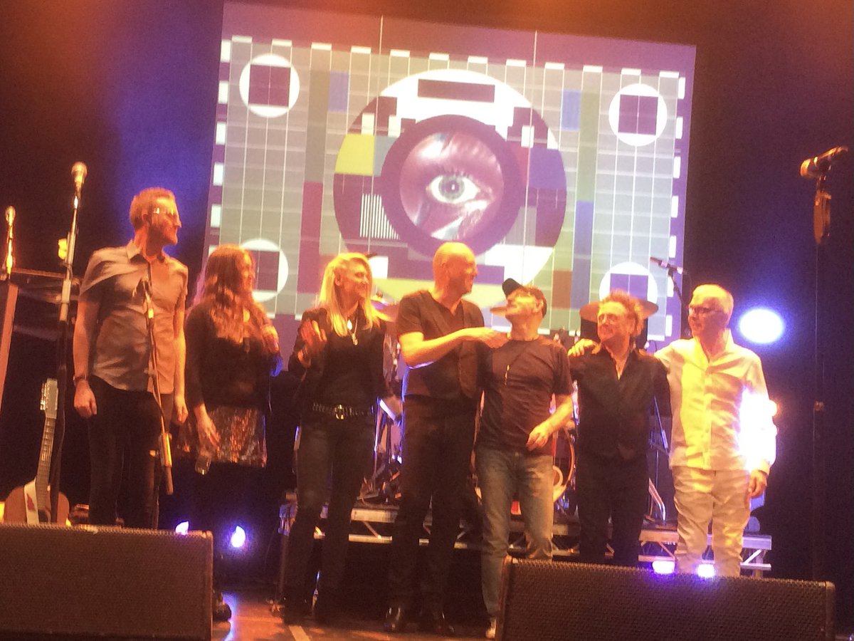suesuesull1_sue's tweet photo. Can’t believe it’s 6 years since I got to experience my first gig on the barrier! Front & centre for @holyholybowie at Aylesbury, standing in front of @mrgregory but actually watching in awe at the duelling guitars of @Blindlemoncurd & @jamesonguitars #whencanwedothisagain https://t.co/UFCkBRaF4n