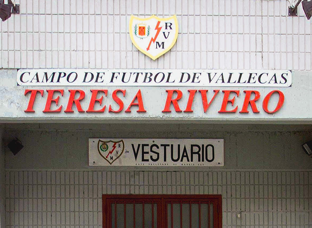 MSircolor's tweet photo. Estadio de #Vallecas de #Madrid donde jugaga el @RayoVallecano en la época de #Rumasa y #TeresaRivero como presidenta y hoy también pero ya más renovado @rvmveteranos @rayovallecanofp @F_RAYOVALLECANO @CABPP @bukanerosVK1924 #Entradasacamposdefutbol https://t.co/wBab5FAU09
