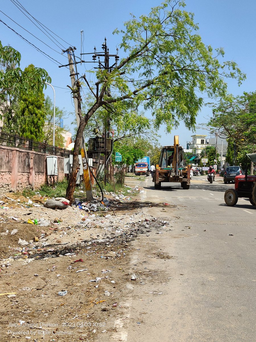 बहुत आग्रह पर जयपुर नगर निगम के कर्मचारी आकर कुछ इस तरह अपने कर्तव्य का पालन करते हैं । <a href="/RajGovOfficial/">Government of Rajasthan</a>  <a href="/ashokgehlot51/">Ashok Gehlot</a>  कृपया केन्द्रीय संस्कृत विश्वविद्यालय के परिसर के बाहर मुख्य मार्ग की स्वच्छता में सहयोग करें ।