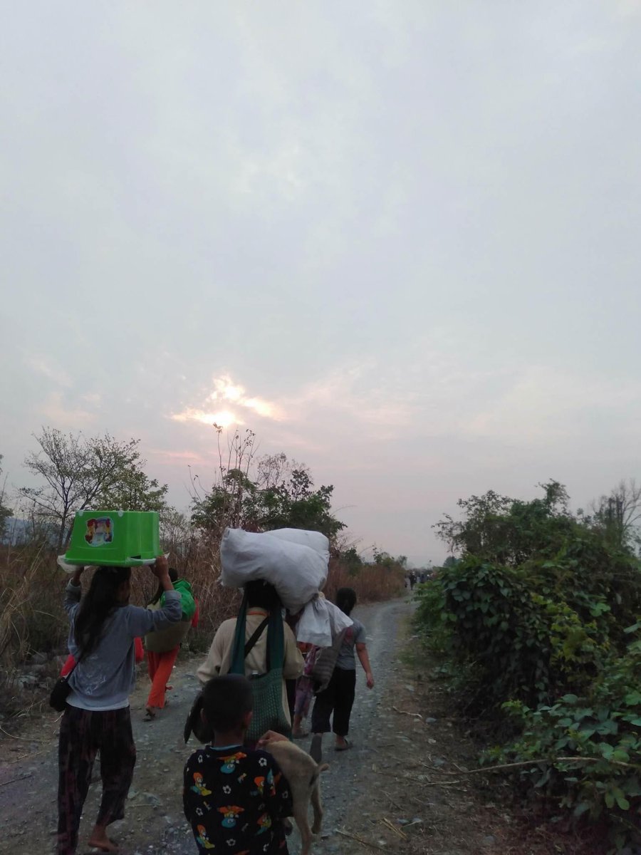 moephwintphyu's tweet photo. More than 30,000 people fled due to the intense fighting and bombing by the Military in the northern part of Kale Township.#WhatsHappeningInMyanmar #2023Apr2Coup 
#AcceptNUGRejectMilitary 
#NoFlyZoneInMyanmar https://t.co/RE6d0TV49f
