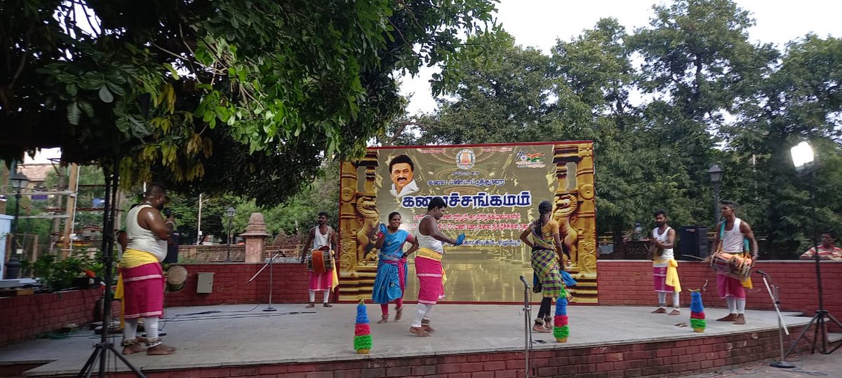 DAC_TN's tweet photo. கலை பண்பாட்டு துறையால் நடத்தப்படும் கலைச்சங்கமம் நிகழ்ச்சியில் சென்னை, தமிழ்நாடு அரசு இசைக்கல்லூரி சார்பாக கலை நிகழ்ச்சிகள் வழங்கப்பட்டன. https://t.co/tpfXl1AgDe