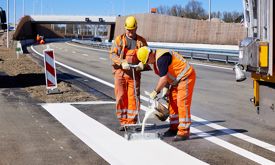 🎉 Sinds vannacht rijdt het verkeer over alle rijstroken over de nieuwe #N206 #Tjalmaweg en Torenvlietbrug! Het viaduct Valkenburg-Oost is ook beschikbaar, net als de nieuwe R-net bushaltes naast dit viaduct. Verder lezen? Kijk op: rijnlandroute.nl/tjalmaweg-geas….