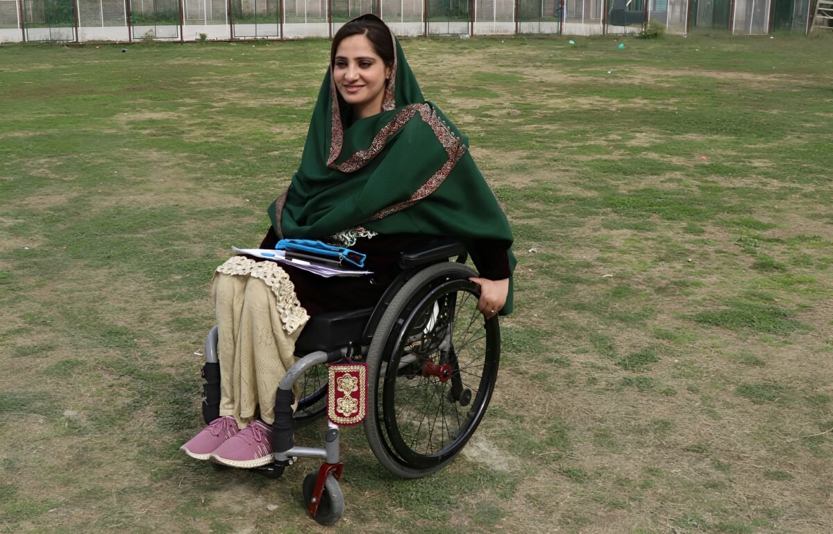 Snowjoy_Kashmir's tweet photo. Around 15 yrs ago, a tragic accident shattered the dreams of a #budgam woman of becoming a doctor but nothing stopped her from working hard &amp; becoming the first wheelchair-bound basketball player of #Kashmir .#JammuAndKashmir #Srinagar @GeneralBakshi @suhasinih https://t.co/GOiULEZu5m