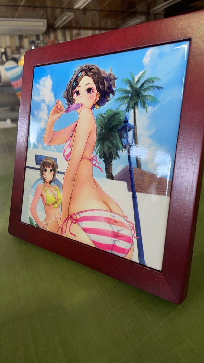 かなりたくさんのboost!!を入れていただいた夏シャツご注文があり、カラフルブレインさんに「もし何か行けそうでしたらお礼のオマケ入れておいてください」と頼んでおいたら「じゃあこれ入れておきます」と来た写真。タイル見栄子&ぷりん。 