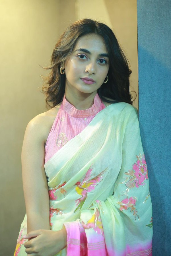 FsxIWX2aUAURubG?format=jpg&name=900x900