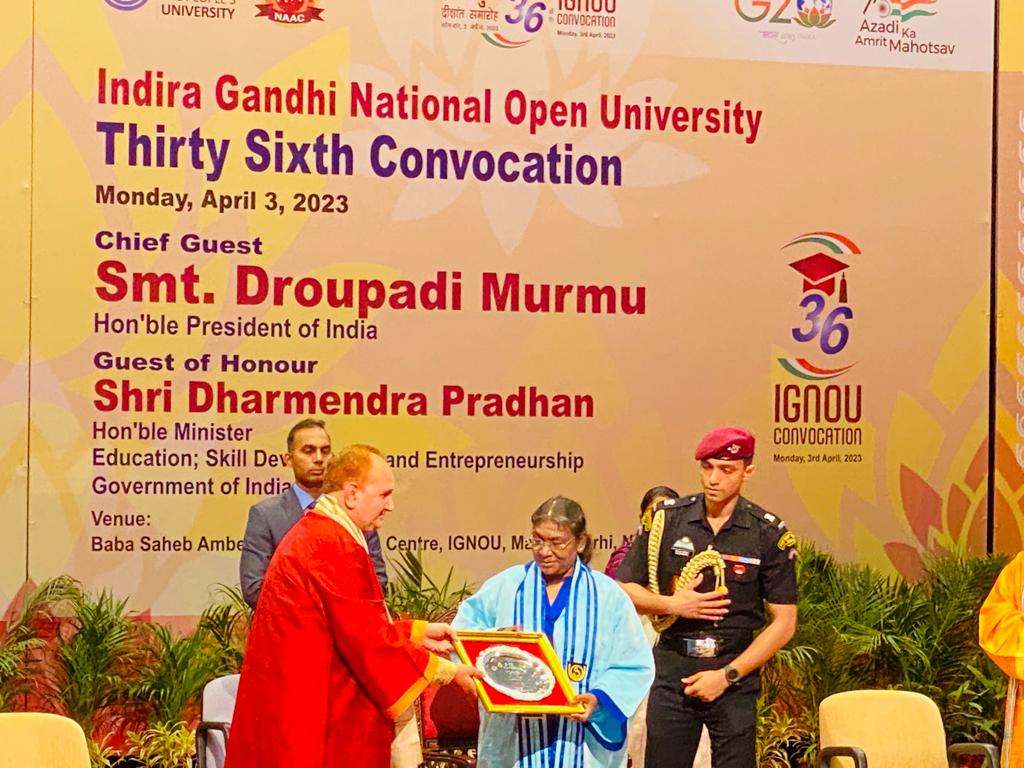 OfficialIGNOU's tweet photo. Prof. Nageshwar Rao @IgnouVc felicitating the Hon'ble President of India Smt Droupadi Murmu ji
@rashtrapatibhvn
#36ConvocationIGNOU https://t.co/SfjUI5SkPh