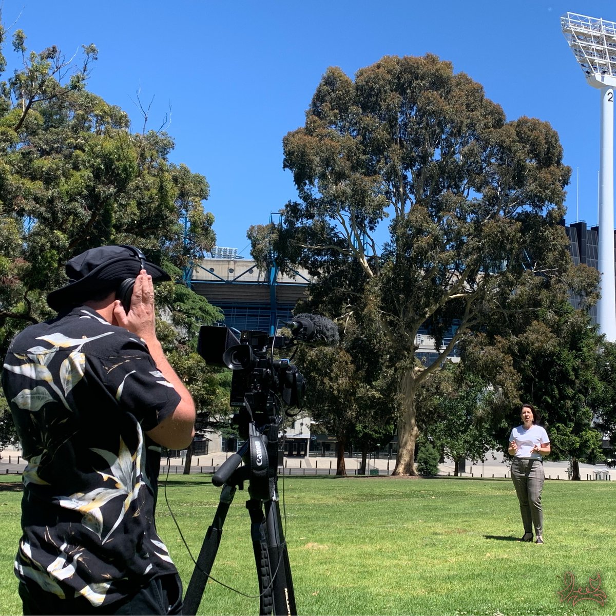 BTS snap of 'Conquering Cancer' presenter Sue Collins on location at the MCG in Melbourne, Australia.

Behind the camera is master director Mike Hill.

Want to join the movement?
conqueringcancercampaign.com/host-a-screeni…

#cancerawareness #documentary #HPV #cervicalcancer