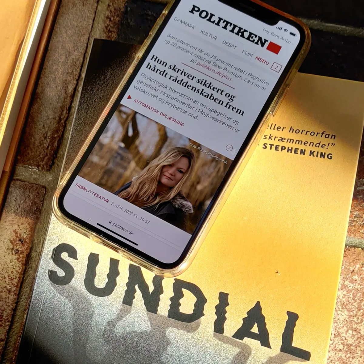 ScreamingRecs's tweet image. Så er det den officielle udgivelsesdag for den fantastiske "Sundial" af @Catrionaward 🧡
Det fejrer vi med en smuk og rosende anmeldelse fra @politiken fra i går hvor @amvoDK giver romanen fire store ❤️❤️❤️❤️ og bl.a. skriver:
"Det er fermt, velskrevet, ondt og perfekt doseret"!