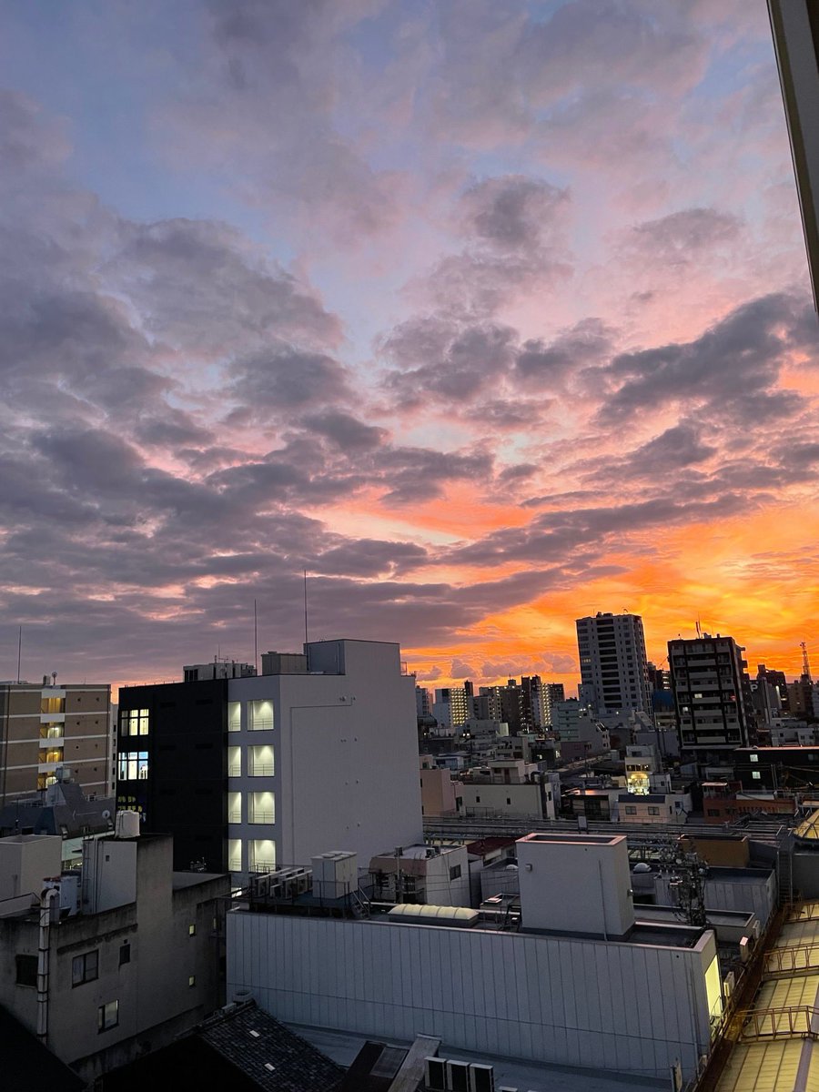 Unityyoganagoya's tweet photo. Unityから見た夜の大須、上前津の景色です⭐️✨こんな場所にスタジオがあるとは👀👀知らない方が多いのでよく驚かれます🧘‍♀️🧘‍♀️ 
遊びに来て下さいね〜🥺
#ヨガ#名古屋ヨガ#大須#常温ヨガ https://t.co/slIzr0CAHO