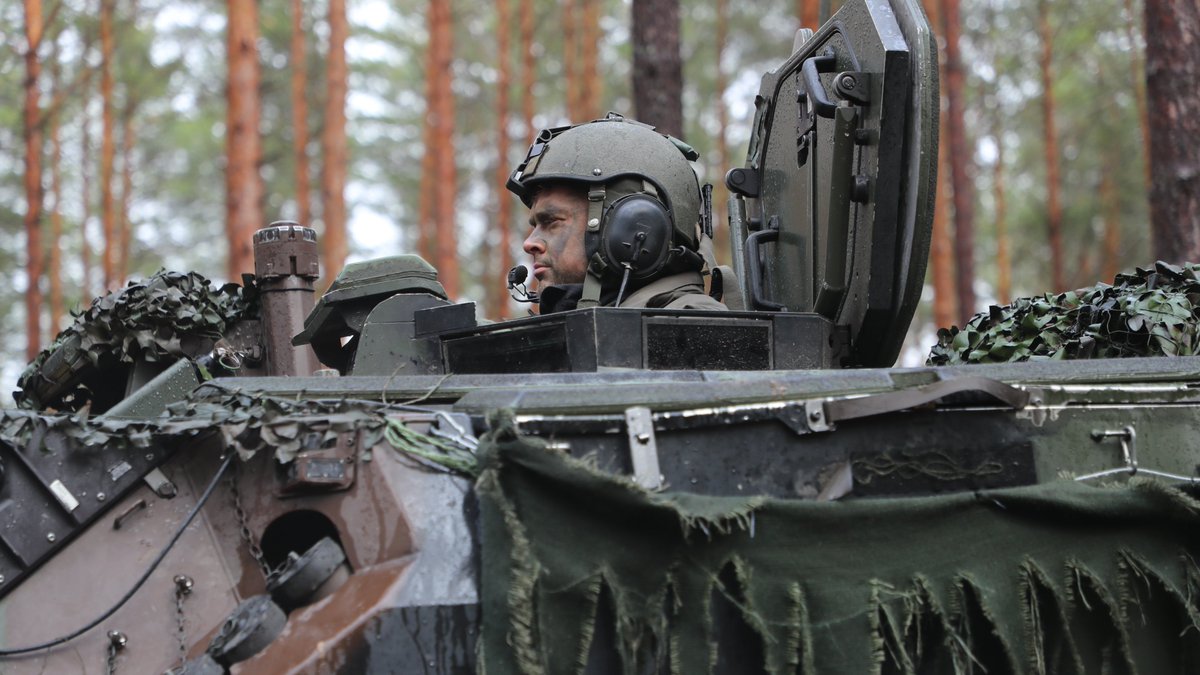 mnbg_lithuania's tweet photo. Due to the exercise #RISINGBULL the #soldiers of the #eFP BG 🇱🇹 show their fighting skills during the next days. The #eFP BG 🇱🇹 will train and evaluate all companies in their enabling, offensive and defensive activities. Around 1300 soldiers take part in the exercise. #WeAreNATO. https://t.co/342XJ7h8Ev
