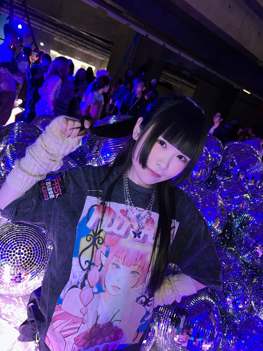 odorimu_ai's tweet photo. この間香港のある音楽フェスに出演させていただきました
主催者の方に誘われて、フェスのディスコナイトに遊びに行きました😎✨
初めてのディスコ
服装にめっちゃ悩みました
私が持っている服の中で、y2kが一番いいと思っていたけど、やっぱりなんか違ったみたいですwww
でも楽しかった❣️ https://t.co/VFkuEREYaj