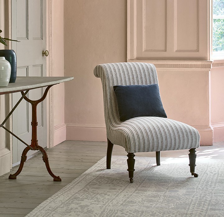 Simple, classic and elegant, this serene sitting room is a calming space in which to relax. The handknotted Adire rug from <a href="/jennifermanners/">Jennifer Manners</a> Modern Africa Collection centres the space and adds a beautifully intricate design feature.

📸 <a href="/jennifermanners/">Jennifer Manners</a>

#handmaderugs #modernrugs