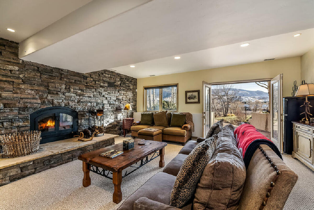 simonpolito's tweet photo. Walk in the front door to an oversized living room with wood burning fireplace, expansive windows, and a gourmet kitchen with a wine cooler, double appliances, and six burner gas stove. https://t.co/EFVfpo8u5L https://t.co/O4rTg1j6ZA