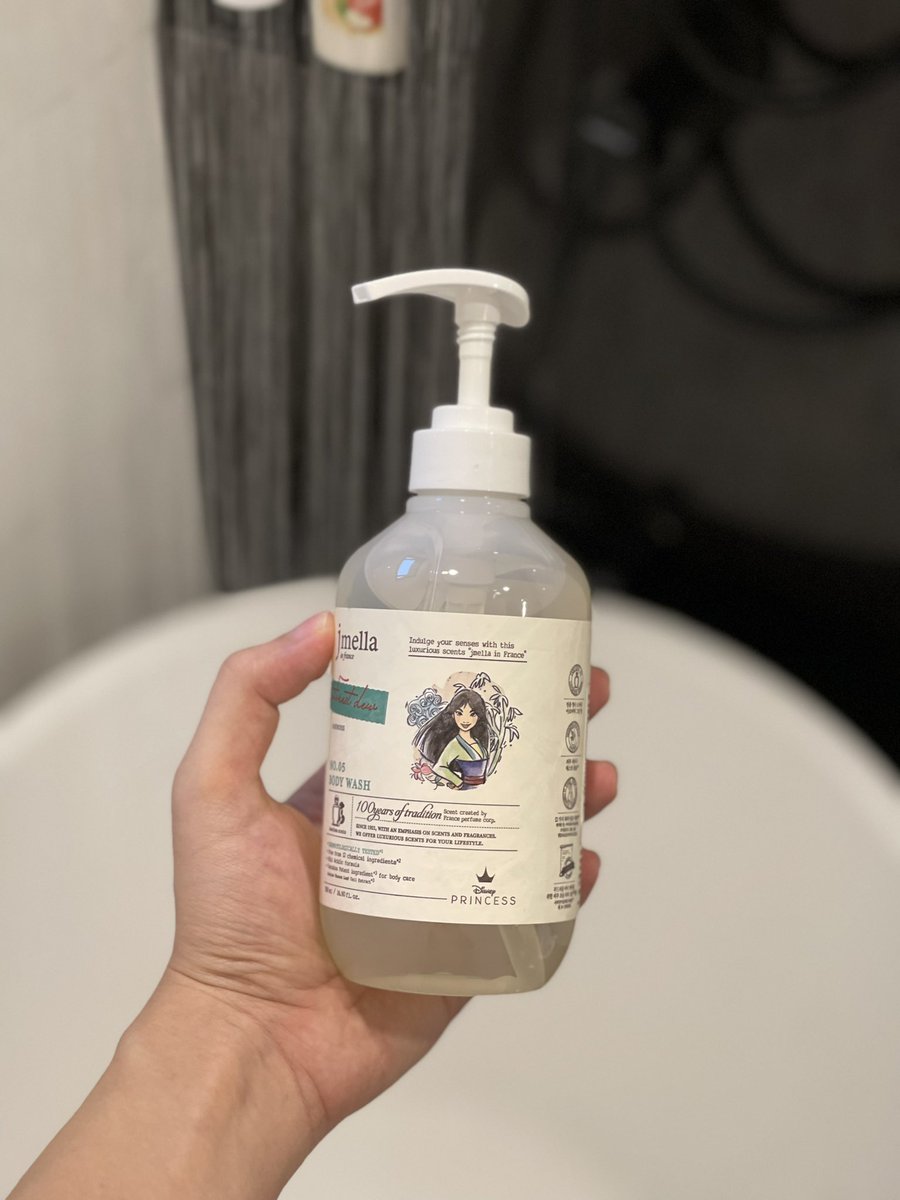 Armerss's tweet image. เป็นเจลอาบน้ำที่หอมมาก ชอบกลิ่น Forest Dew ของ Jmella อะ , 🌳🕊️ ฟีลกลิ่นเฟรชๆ ผ่อนคลาย สดชื่นๆ ยิ่งใครชอบกลิ่นแบบธรรมชาติ ป่าๆไรงี้น่าจะชอบตัวนี้ เป็นอีกตัวที่กลิ่นดีแบบอยากแนะนำ ยิ่งคนชอบคอลเจ้าหญิง 👸🏼🧴💖 นางมีให้เลือกเพียบ แต่ทางนี้เทใจให้กลิ่น Mulan ที่สุด #HowtoPerfect
