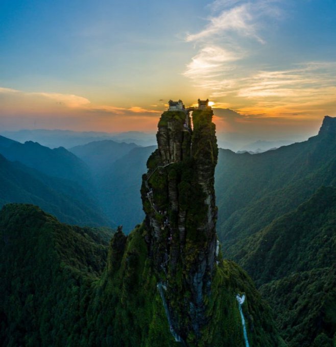 Rainmaker1973's tweet photo. At Mount Fanjing, Guizhou province, China, two temples sit atop a lonely spire called the Red Clouds Golden Summit, which rises more than 100 meters above the surrounding mountaintop 

[read more: https://t.co/CXS9Ts8z8M] https://t.co/ZFyvAmbPm2