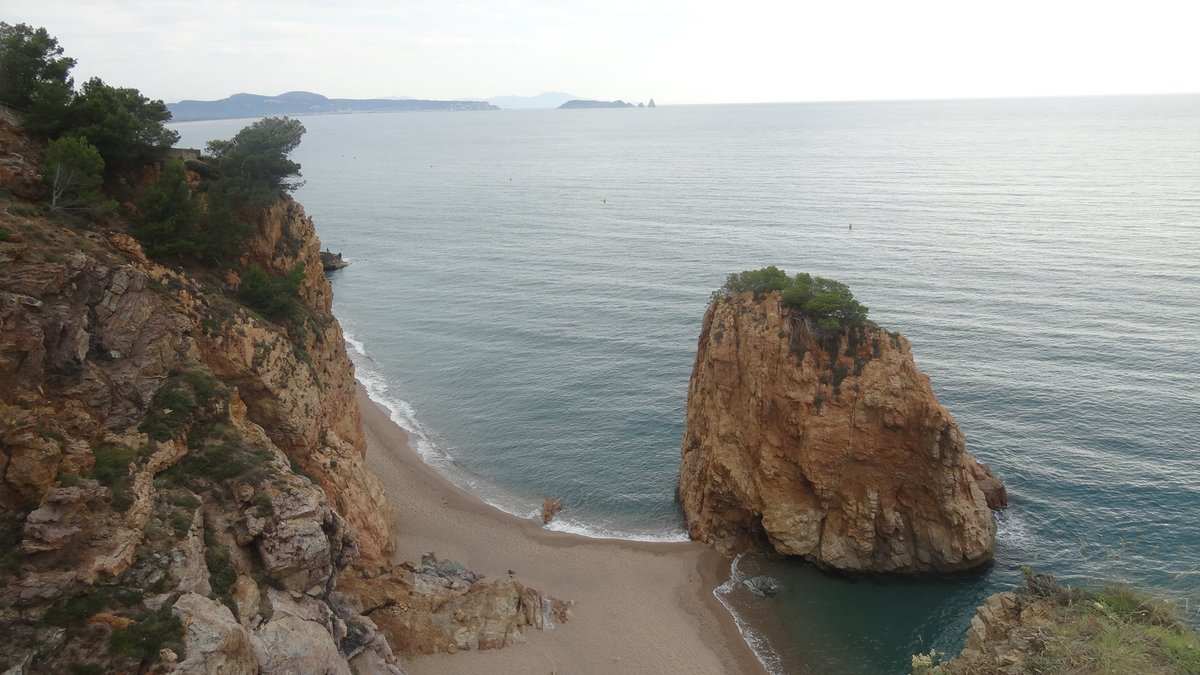 Camins de ronda del #BaixEmpordà 👣🌊

👉 De la platja del Racó a la platja de Sa Riera
⏱ 50 min
🏁 1 km
ℹ️ ja.cat/Vect9 

#visitemporda #josocemporda #beguresautentic #VisitBegur 
@BegurEsAutentic @catexperience @costabrava