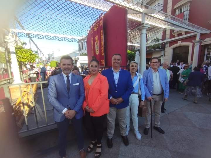 VoxLosPalacios's tweet photo. En un día tan especial como el Domingo de Ramos, miembros de nuestro equipo de coordinación liderado por nuestro candidato @MoguerManolo estuvimos presentes en la procesión de la Hermandad de la Borriquita.

¡Siempre con nuestra gente y nuestras tradiciones!

#CuidaLoTuyo https://t.co/2VLmsUOzbM