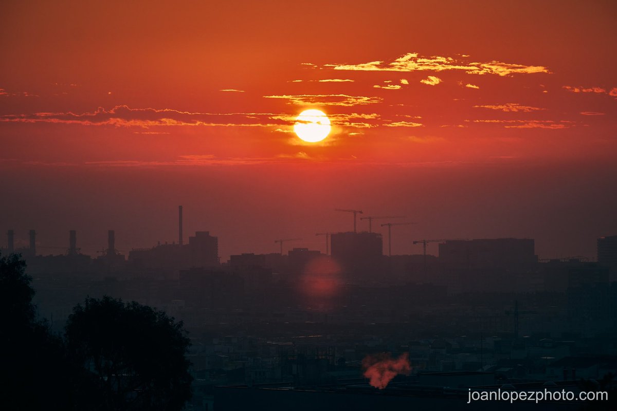 Burning #skyline 

📸 Fujifilm X-T5

📷 Fujinon XF 50-140mm F2.8 R LM OIS WR

#barcelona #city #cityscape #street #streetphotography #urban #urbanphotography #sun #sunrise #sea #seascape #clouds #cloudscape #landscape #photography #captureonepro #fujifilm #fujifilmxt5 #fujixt5