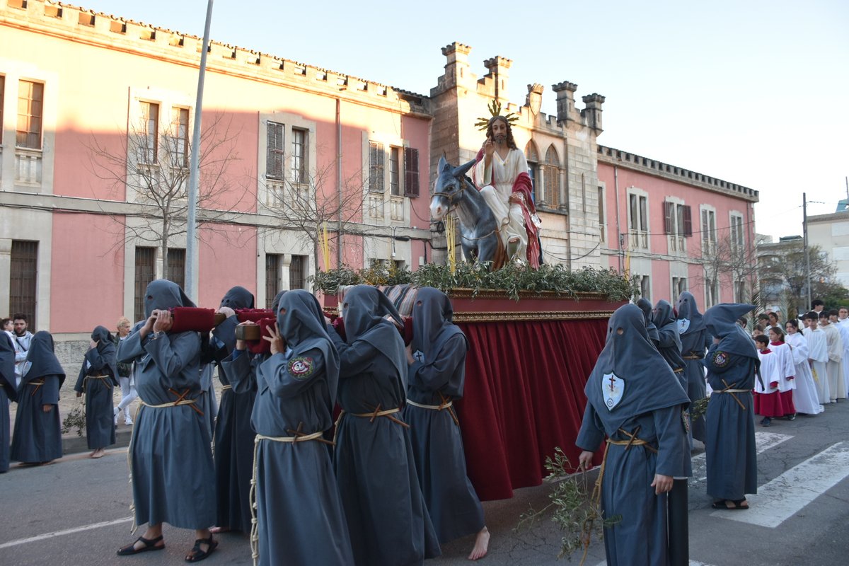 dijousbo's tweet photo. La Setmana Santa ja ha començat. El pregó del dissabte i el diumenge de Rams varen donar el sus a les processons i actes previstos durant aquests dies de culte i pregària. #SetmanaSanta #processons #pregó #DiumengeDeRams #culte #pregària @incaciutat https://t.co/k76F0V4Duy