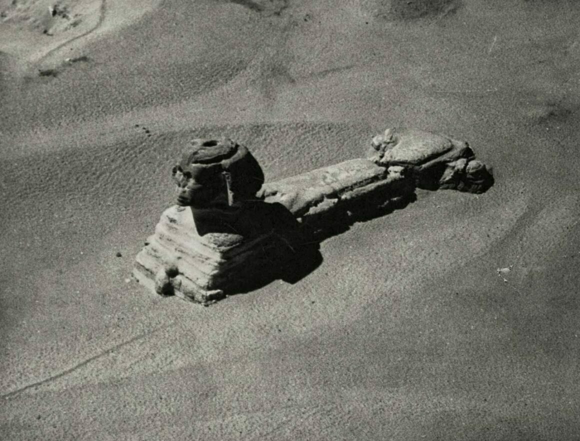 antrophistoria's tweet image. 🇪🇬 La esfinge de Giza fotografiada desde un globo aerostático a principios del siglos XIX. #Egipto #egiptología #esfinge #arqueología #patrimonio #monumento