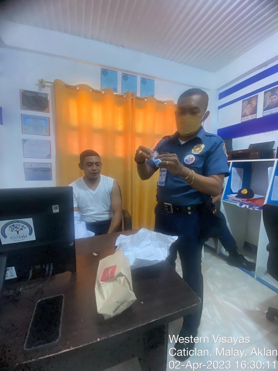 sixthavseu's tweet photo. PNP Good Deeds

Pat Lhar T Talaga injects Intramuscular Tetanus Toxoid to Mykill Ysmael, 25yrs old who had a motor accident at Godofredo P Ramos Airport while he was on his way to work as a Airport Security Guard. https://t.co/02nT3x4uGr