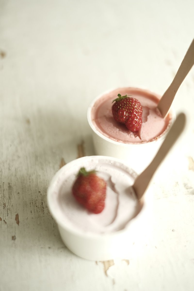 MCLgelato's tweet photo. Both strawberry sorbet and ice cream are popular!

いちごはどっちも人気🍓🍓 https://t.co/PSyRUEjy7j