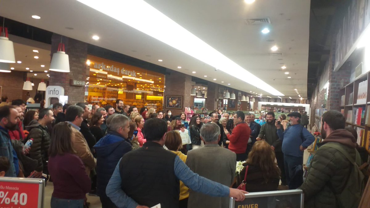ArkadasKitabevi's tweet photo. Batıkent Atlantis Arkadaş Kitabevi 
İmza gününden kareler...

"Enver Aysever ile Tarihi Virajda Türkiye" konulu söyleşi ve imza gününe okurlarımızın gösterdiği ilgi için teşekkür ederiz.

#kitap #yenikitap #yenikitaplar
#imzagünü #ankara #etkinlik #arkadaşkitabevi https://t.co/XICJ74Tn4e