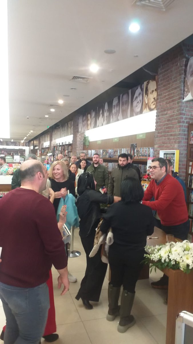 Batıkent Atlantis Arkadaş Kitabevi 
İmza gününden kareler...

"Enver Aysever ile Tarihi Virajda Türkiye" konulu söyleşi ve imza gününe okurlarımızın gösterdiği ilgi için teşekkür ederiz.

#kitap #yenikitap #yenikitaplar
#imzagünü #ankara #etkinlik #arkadaşkitabevi