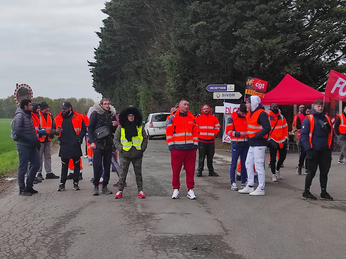ReseauGrevGe's tweet photo. 💥Piquet de grève des éboueurs de SIVOM à la déchetterie de Varennes-Jarcy (91)
Les salariés sont en grève reconductible depuis jeudi contre la réforme des retraites et pour les salaires.
Ils revendiquent 9% d'augmentation pour tou.te.s !
Venez les soutenir tous les matins à 7h ! https://t.co/382i8w68tg