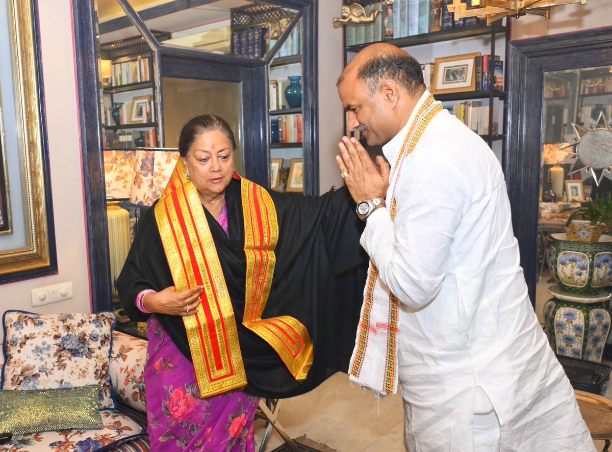cpjoshiBJP's tweet photo. कल शाम को भारतीय जनता पार्टी की राष्ट्रीय उपाध्यक्ष एवं राजस्थान की पूर्व मुख्यमंत्री आदरणीय वसुन्धरा राजे सिंधिया जी से उनके आवास पर भेंट की तथा उनसे संगठनात्मक विषयों पर चर्चा की।
@VasundharaBJP https://t.co/rT66zSULVL