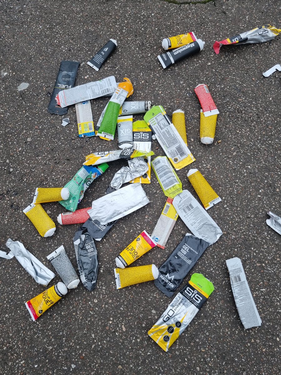 Un marathon c'est aussi des milliers d'emballages de gels en plastique jetés par terre car bien sur il y a quelqu'un qui va ramasser ca.
Pourquoi ne pas les garder sur soi?
#marathondeparis #pollution #plastique #marathon #running #gelsenergetiques #porcs