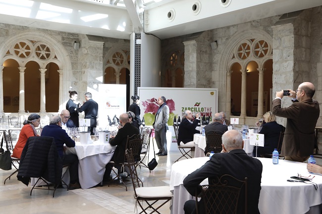 Los Premios Zarcillo, otorgan tres Medallas de ORO y una de PLATA a los vinos de la Pequeña <a href="/CRDOLEON/">DO LEÓN</a> , volviendo a destacar los vinos elaborados con las variedades autóctonas como son la Prieto Picudo y la Albarín