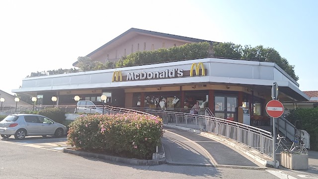 _restaurant_bot's tweet photo. McDonald's; Via Circonvallazione Ovest, 2A, 31033 Castelfranco Veneto TV, Italy; ★★★☆☆ https://t.co/dvSReM9WOv https://t.co/d8PfZy0KUI