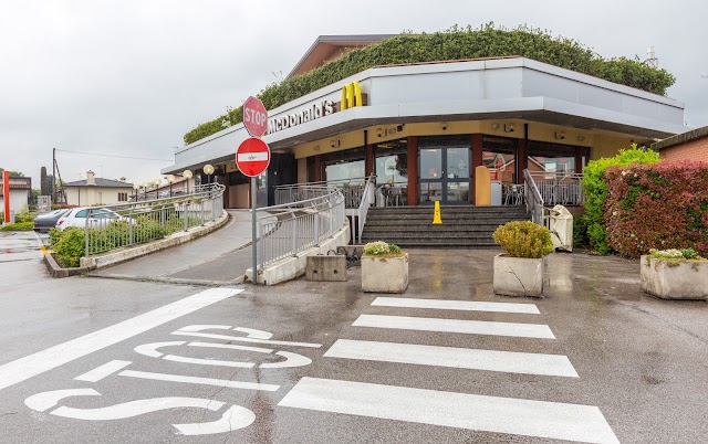 _restaurant_bot's tweet photo. McDonald's; Via Circonvallazione Ovest, 2A, 31033 Castelfranco Veneto TV, Italy; ★★★☆☆ https://t.co/dvSReM9WOv https://t.co/d8PfZy0KUI