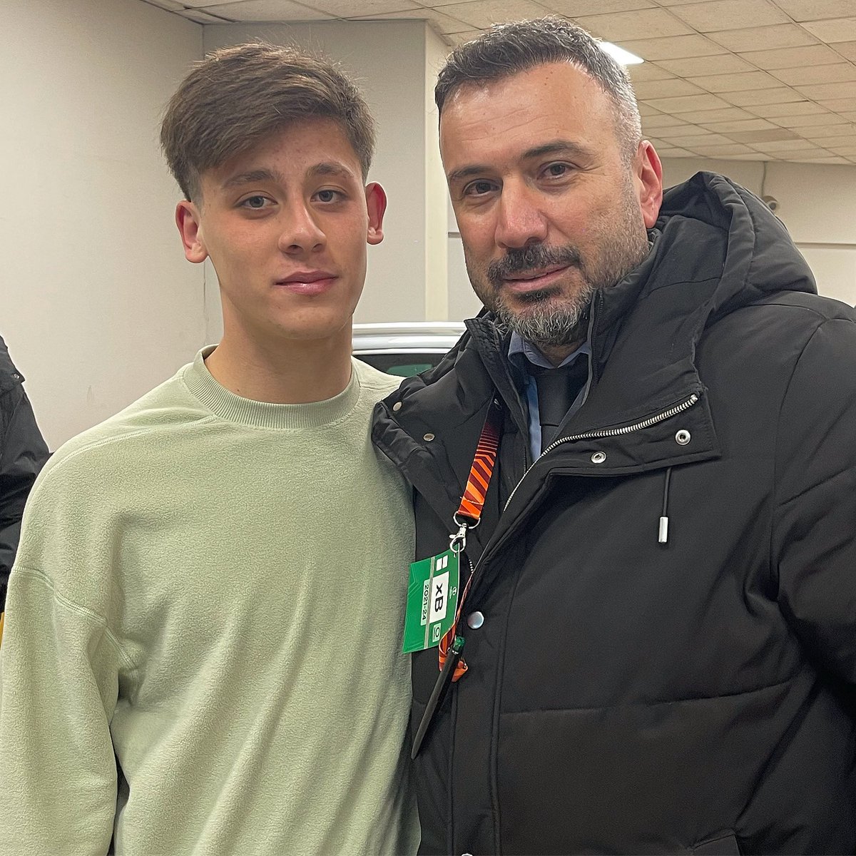 Daha çocuk ama yaptıkları ve futbolu 35’lik yetişkin yıldız futbolcu misali. Arda Güler, Türk futbol tarihinde gelmiş geçmiş 1 numaralı futbolcu olduğunu, 17 yaşında gösterdi. 17 yaşında! Beşiktaş maçında, penaltı pozisyonunda, ne hakeme ne VAR’a inanırım. Arda Güler’in