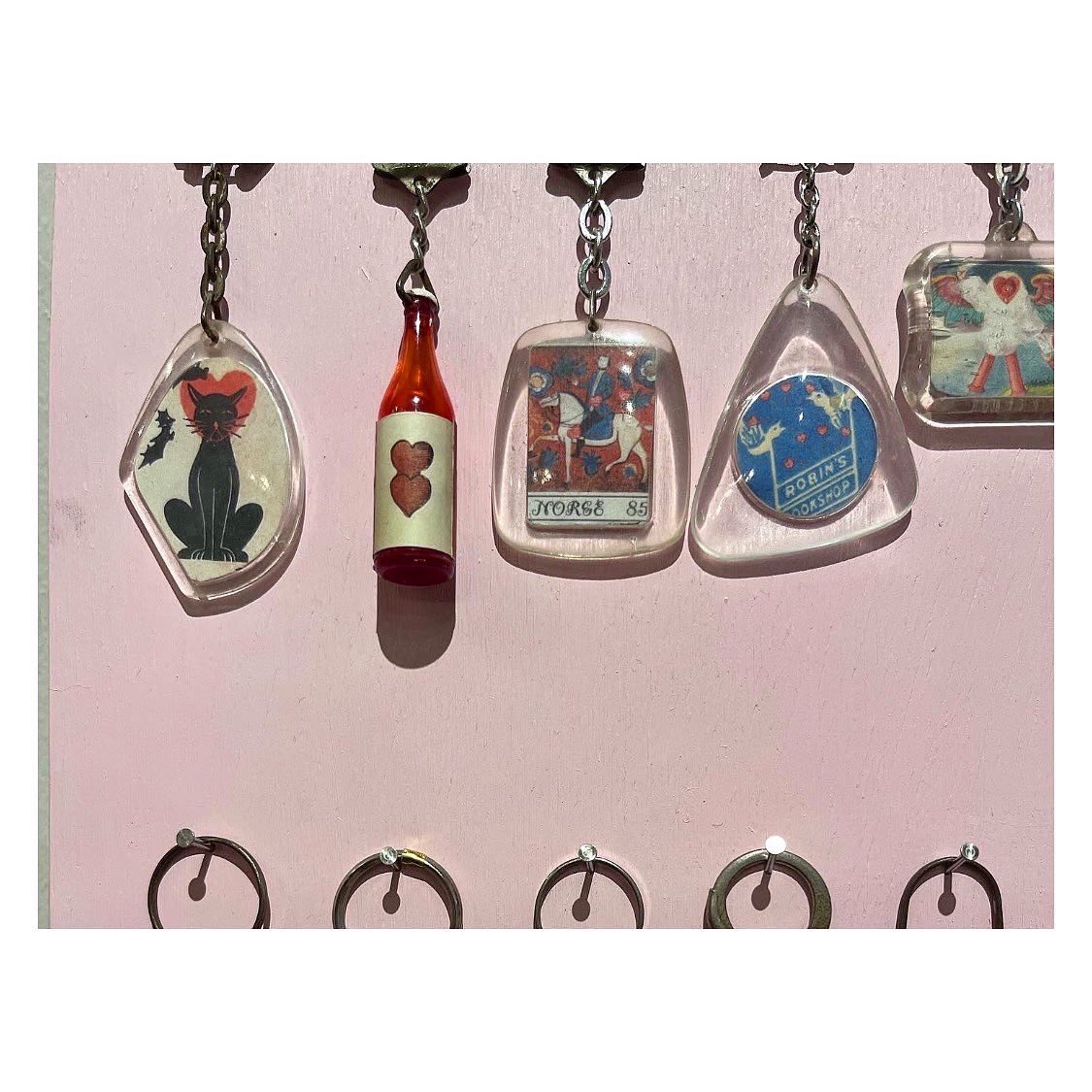 spacemoth_zoe's tweet photo. ♡
and man cannot live without love
by
studio dadada
vintage のフレンチ・キーホルダー
中身は
阿野義知
のコラージュ作品
#studiodadada
#yoshitomoano
#阿野義知 https://t.co/DqiofRGc9c