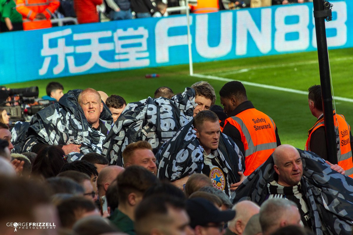 What a spectacular double surfer display by Wor Flags and an outstanding team performance on the pitch too! The new fans donated mini surfer will be coming soon @worflags @NUFC @ChronicleNUFC @ToonArmyArg @ToontalkNews @SkySportsNews #NEWMUN #NUFC #NUFCFans