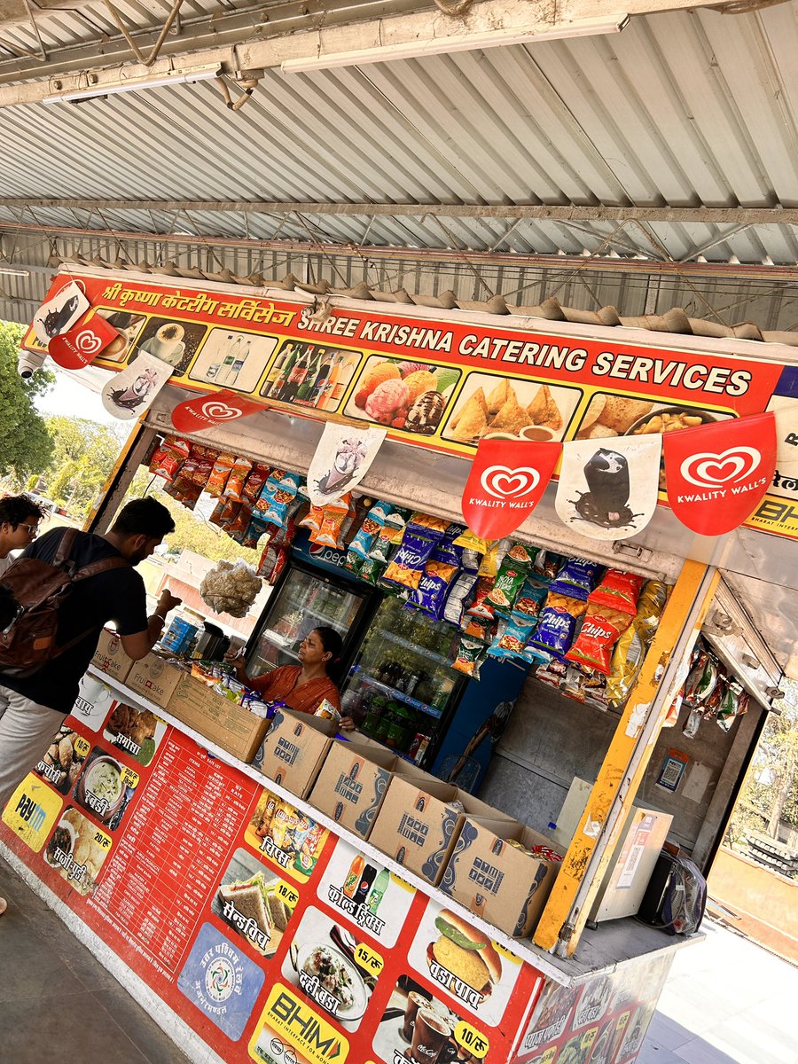 _sharmanikhil's tweet photo. This stall at Rana Pratap Nagar (RPZ) railway station Udaipur selling water bottles at 20 rs when I asked her why is she selling 20 rs she said rail neer not providing 15 rs bottles.. @RailMinIndia @RailwaySeva @NWRailways @DrmAjmer https://t.co/mx49nSS8uC