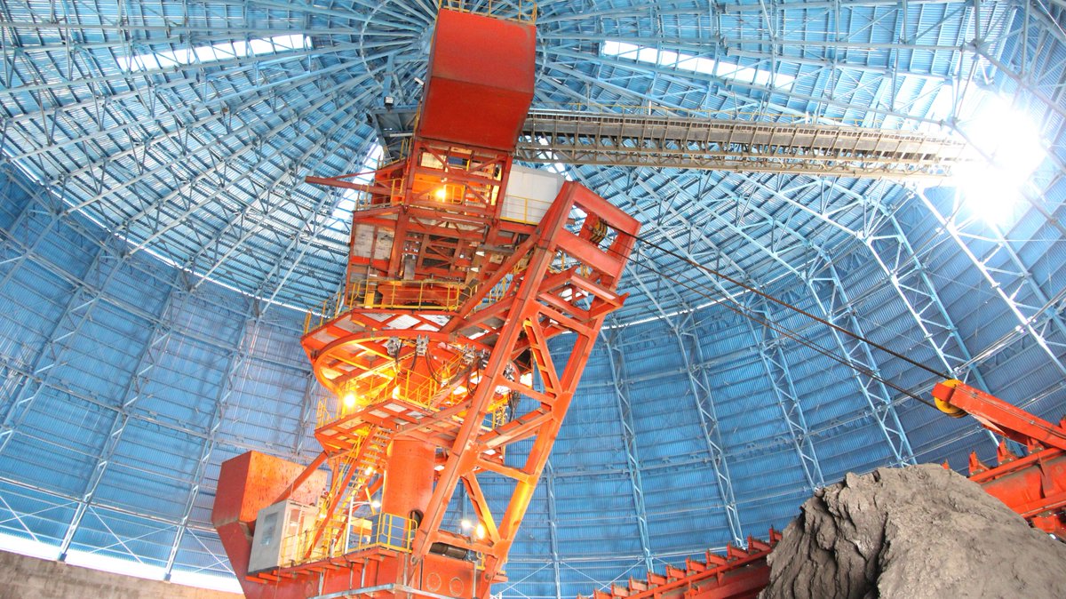 mineraltech's tweet photo. Mineral Technologies Group - Another Installation of Circular #Stacker &amp; #Reclaimer System.

Stacking Capacity – 760 (t/h) (1000 t/h Max)
Reclaimer capacity – 2000 (t/h) (2500 t/h Max)

#stackerreclaimer #bucketwheel #reclaimer #circularstorage  #mineraltechnologiesgroup #mtg https://t.co/oQcz7WKbIl