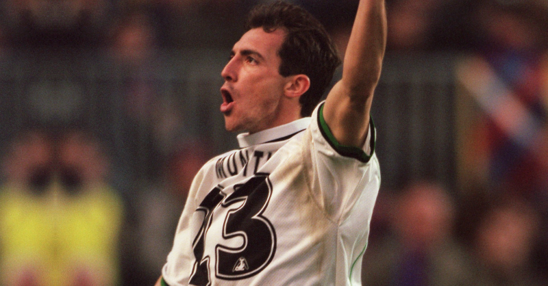 relevo's tweet photo. Munitis fue leyenda internacional del Racing y ganó una Champions con el Madrid. Ahora se desnuda y hace autocrítica.
