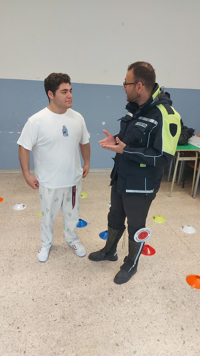 LisideTaranto's tweet photo. Simulazione in classe della guida corretta e sensibilizzazione a non mettersi alla guida in stato di ebbrezza alcolica.  #SicurezzaStradale Sono nostri ospiti gli agenti della polizia locale di #taranto 👏👏 @MIsocialTW @PLTaranto  @G_Valditara @RegionePuglia @ComuneTaranto https://t.co/hLFXemU8Ic