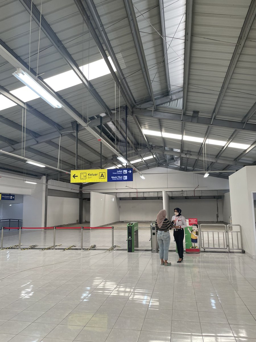 adriansyahyasin's tweet photo. Mulai tanggal 3 April 2023, bangunan baru stasiun Pondok Cina dapat digunakan oleh penumpang!

Bangunan stasiun baru ini terhubung langsung dengan kompleks apartemen Mahata yang dibangun oleh Perumnas

Ini bisa jadi contoh baru stasiun mixed use buat stasiun KRL lain! https://t.co/vZ9yH0c7Jr
