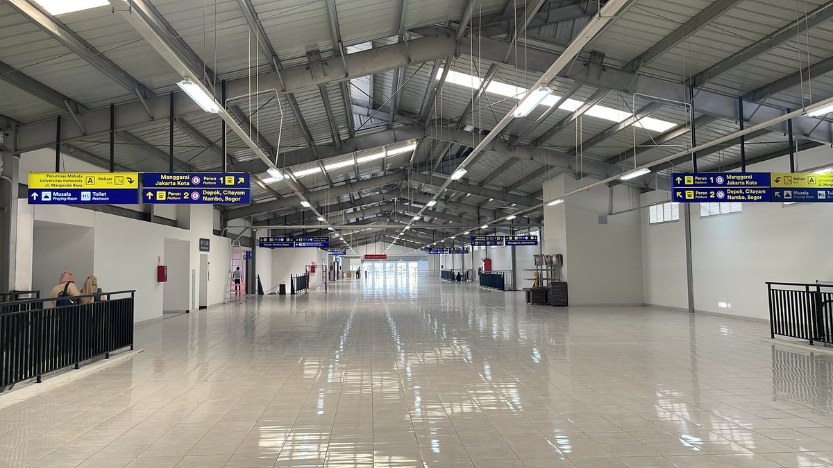 adriansyahyasin's tweet photo. Mulai tanggal 3 April 2023, bangunan baru stasiun Pondok Cina dapat digunakan oleh penumpang!

Bangunan stasiun baru ini terhubung langsung dengan kompleks apartemen Mahata yang dibangun oleh Perumnas

Ini bisa jadi contoh baru stasiun mixed use buat stasiun KRL lain! https://t.co/vZ9yH0c7Jr