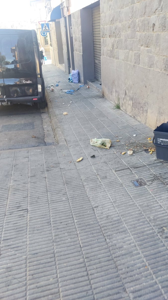 ❌El pan de cada día en Manlleu con el fracasado sistema "Porta a Porta". 

En Mayo con vuestro apoyo eliminaremos este sistema nefasto.

#Municipales2023 #JavierJiménez2023